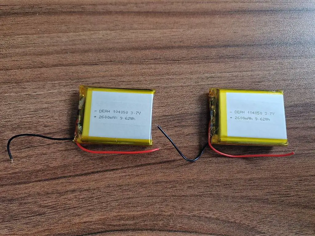 2x neue Lithium LIPO Batterie/Akku DEAH 104050 3.7V, 2600mAh