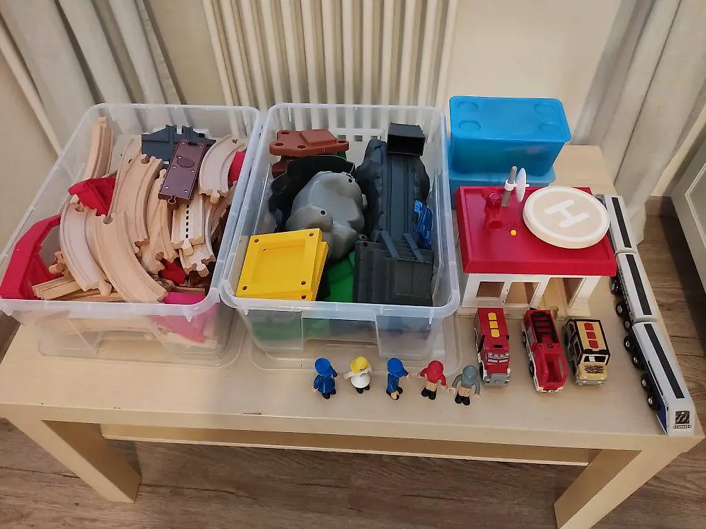 Holzeisenbahn mit Zubehör