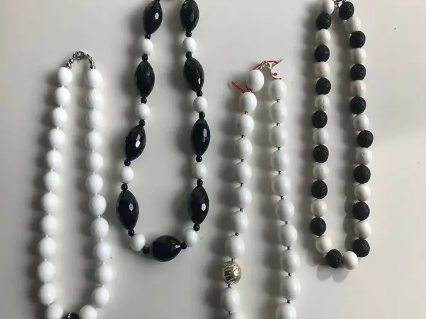 Edelsteinketten schwarz/weiss, neu