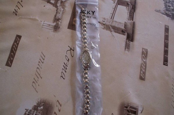 Sehr schöne Damen-Uhr mit Zirkonia-Steine