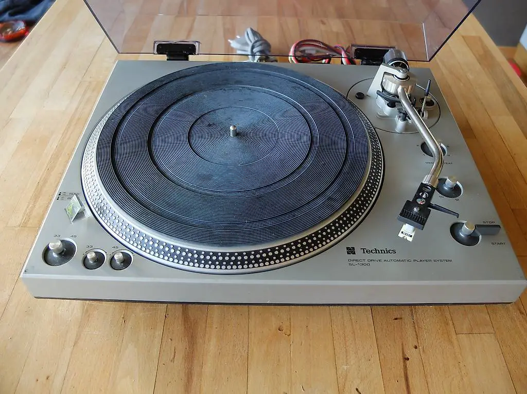 Technics SL-1300 automatique / tourne disque vintage 1977
