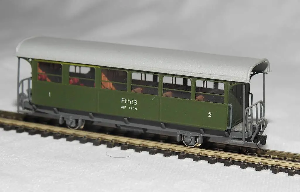 Personenwagen der Rhätischen Bahn von Railino (Spur Nm)