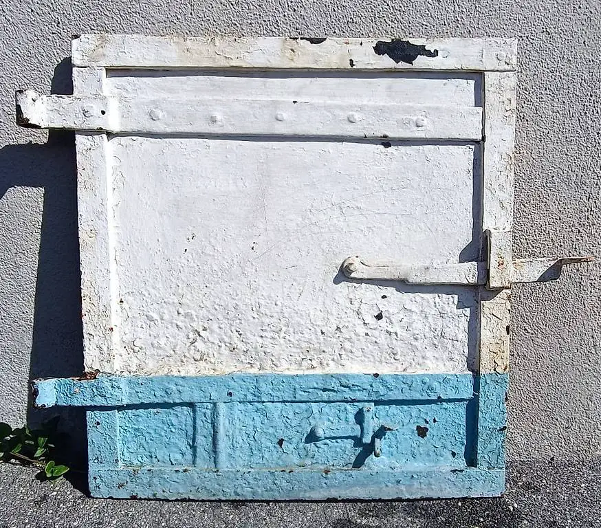 alte Türe aus Eisen / Eisentüre