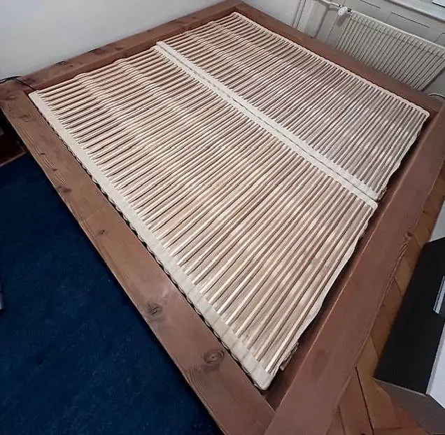 Massivholz Balkenbett mit Hüsler Nest Inhalt