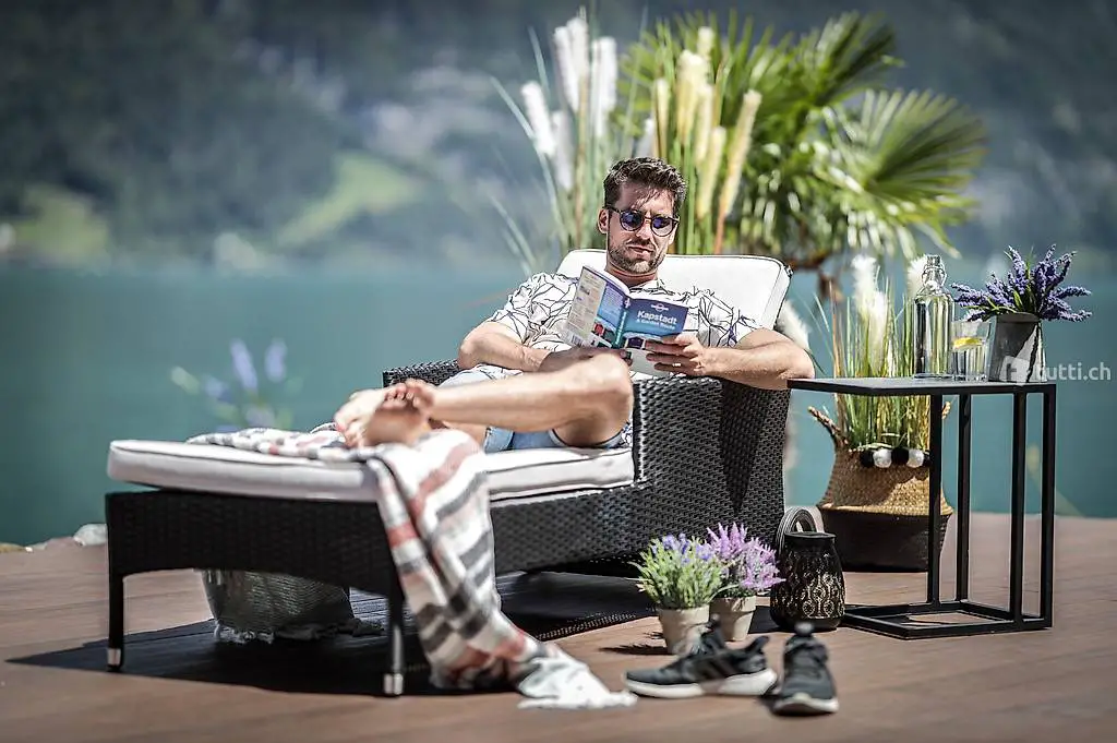 Rattan Liegestuhl in schwarz mit Polster beige