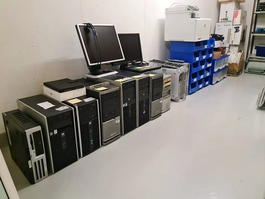 Lagerräumung: IT- & Multimedia-Inventar zu verkaufen