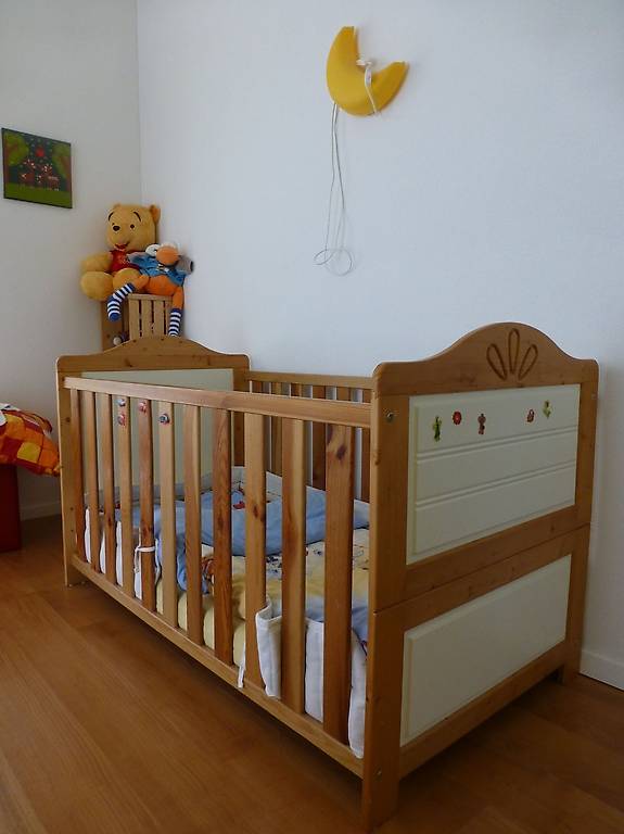 Kinderbett aus Holz mit Matratze