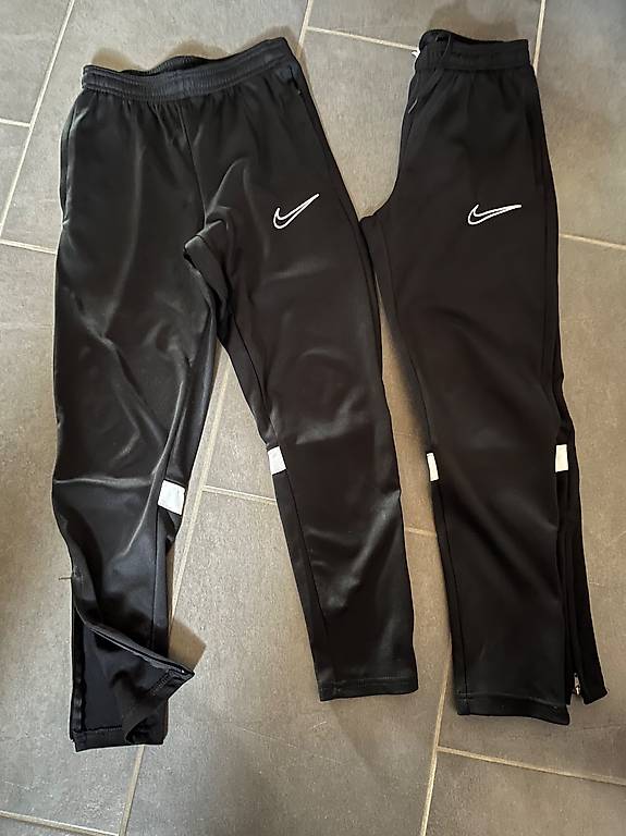 Nike Trainingshose / Fussballhose Gr. M (137 - 147 cm)