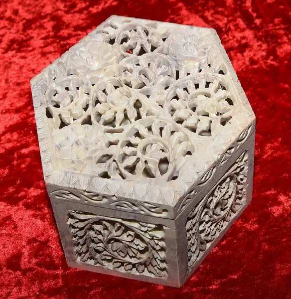 Speckstein-Box geschnitzt 6-eckig