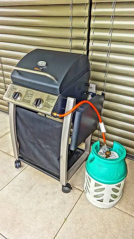 Gasgrill mit Zubehör, neuwertig