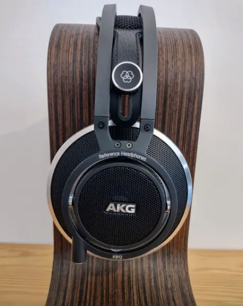 AKG K812