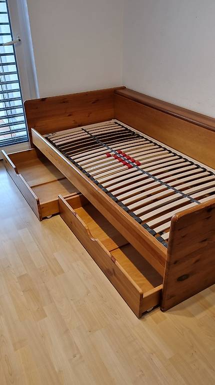 Bett aus Kiefernholz