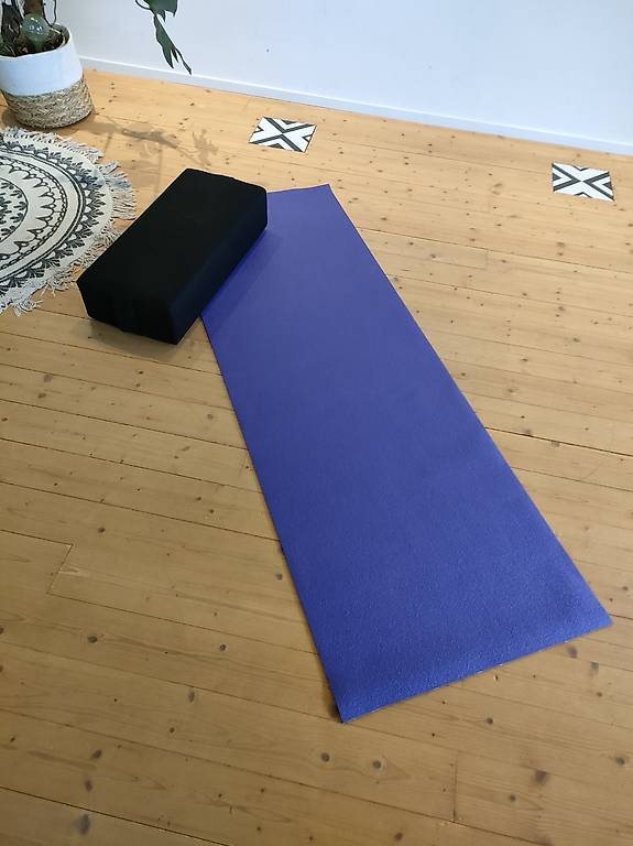 6 Yogamatten und 6 Yogakissen