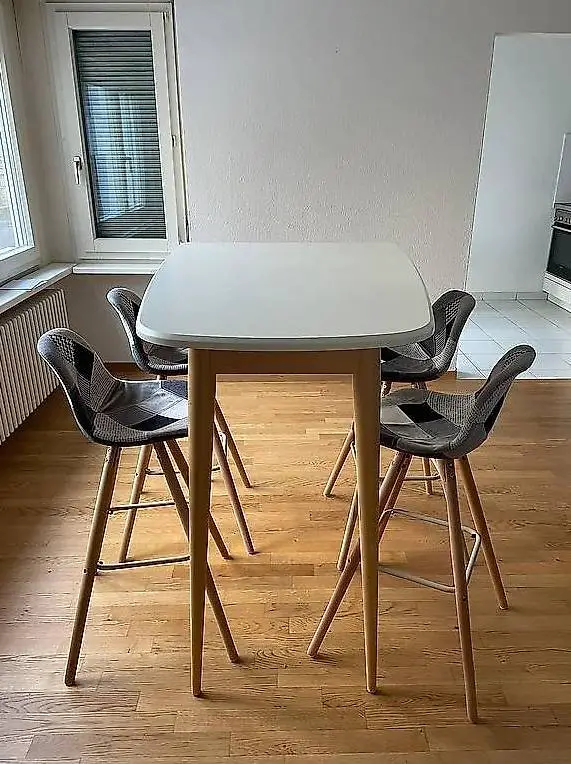 Stehtisch mit 4 Stühlen - guter Zustand