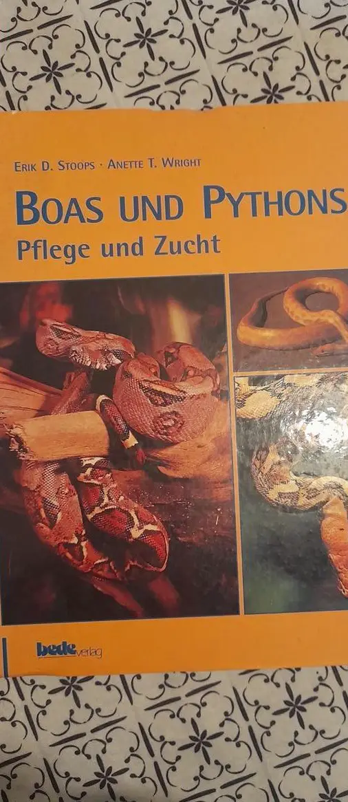 Diverse Tierratgeber über Schlangen, Frösche, Phasmiden