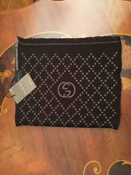 Originale sciarpa Gucci in lana.