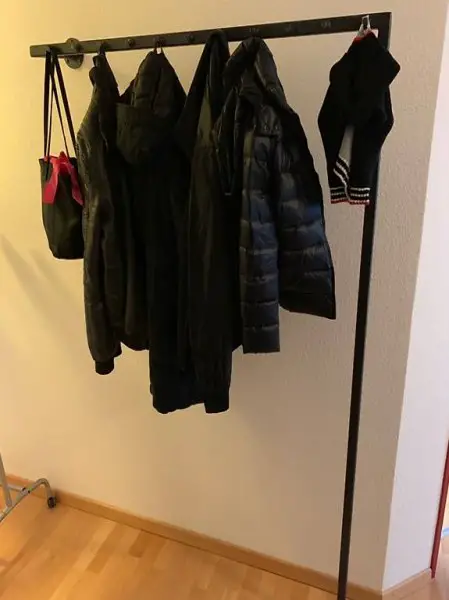  Platzsparende Garderobe im Industrielook