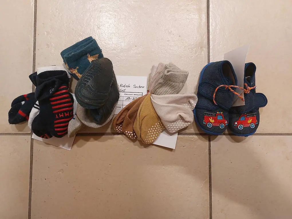 Baby Socken-Finken Paket Grösse 18-20, Total 9 Stücke