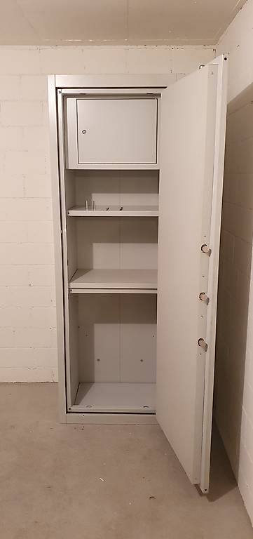 Grosser Tresor (auch als Waffenschrank nutzbar)