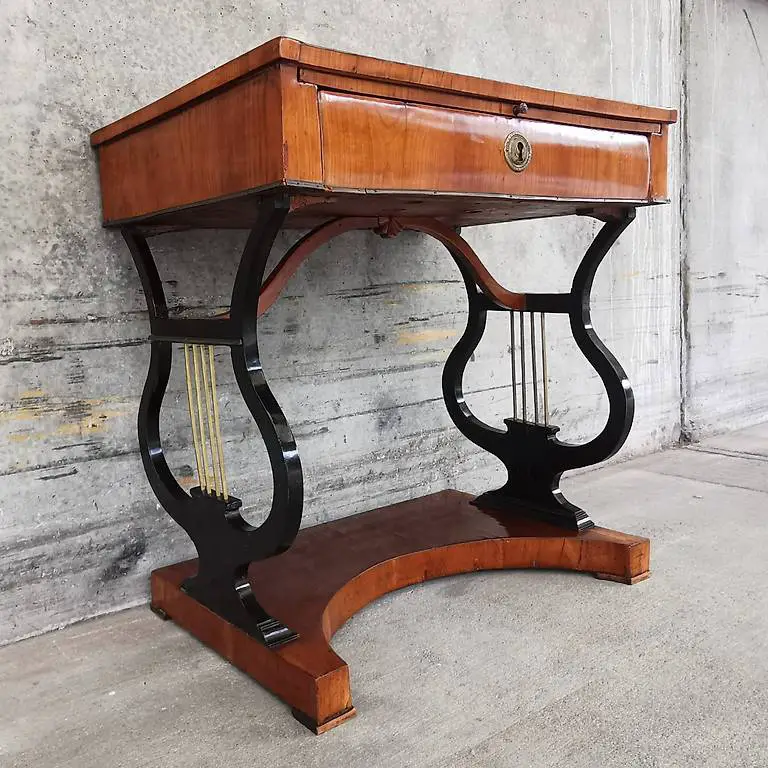 Nähtisch + Biedermeier + Leierförmiges Gestell + Kirschbaum