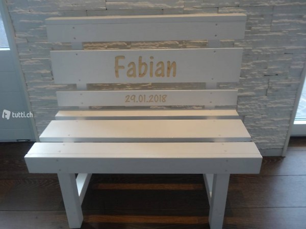 Weisse Kindersitzbank aus Massivholz mit Fräsung