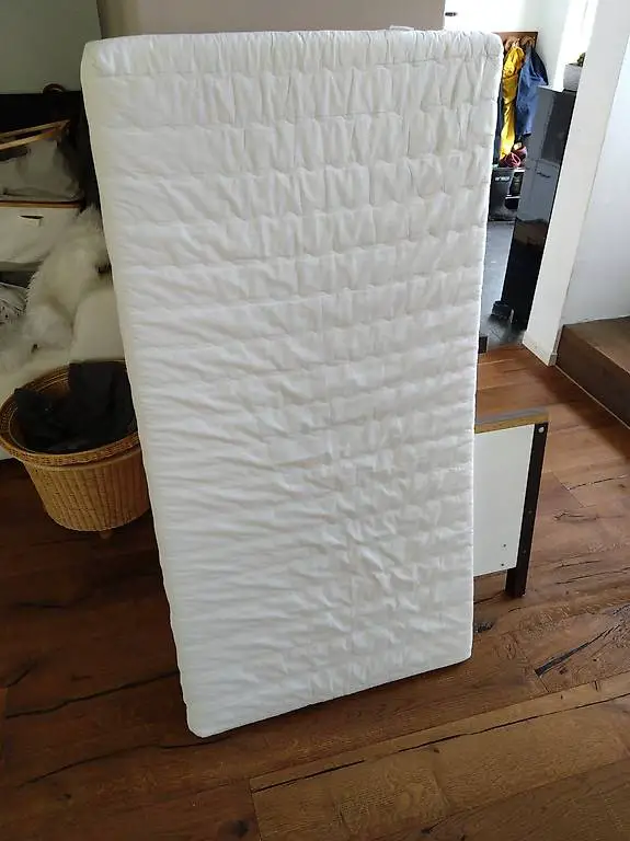 Zu verschenken Babybett Matratze