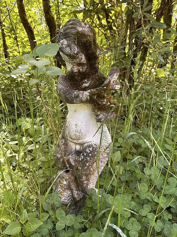 Skulptur / Gartenfigur Junge mit Fisch