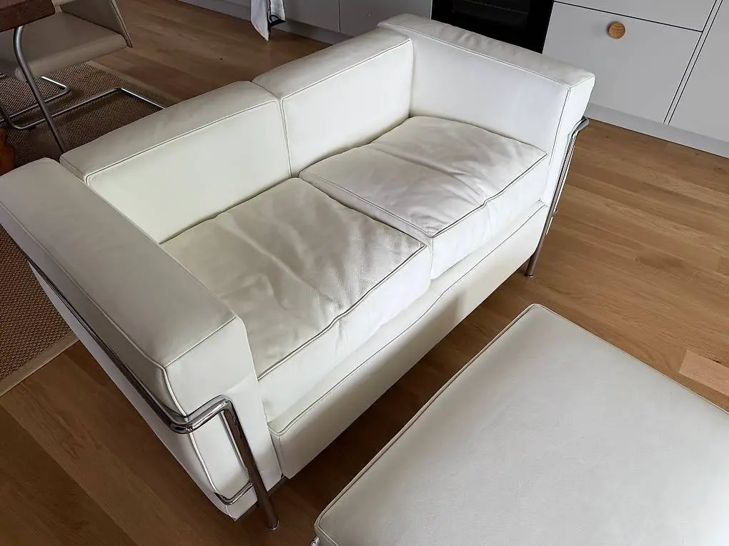 Cassina LC2 2-Sitzer Sofa mit Ottomane, Leder weiss