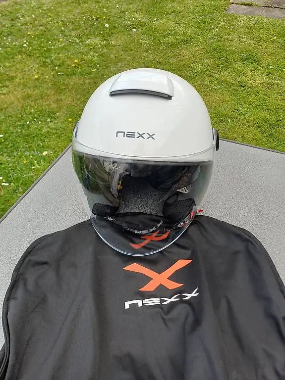 Motorradhelm mit Sonnenvisir und Scheibe