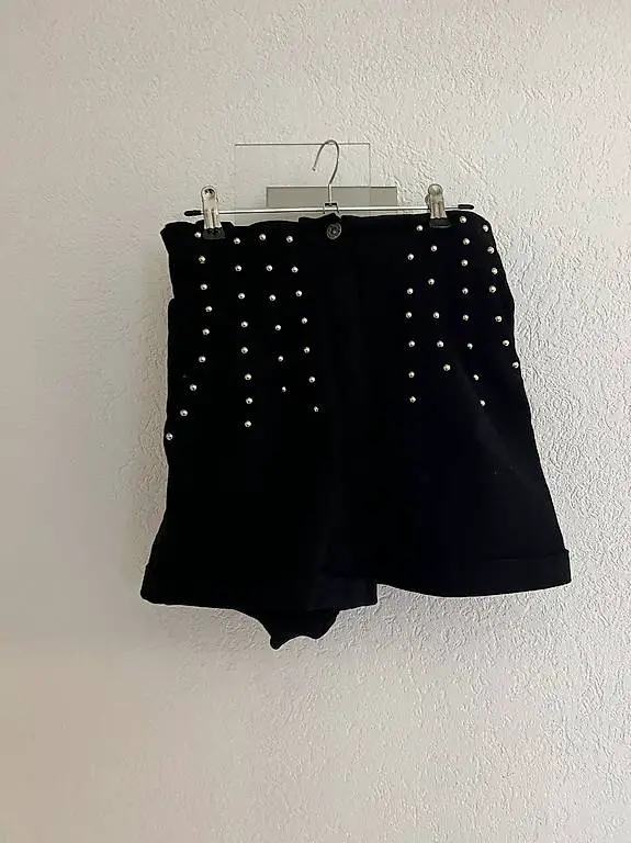 Shorts mit Nieten