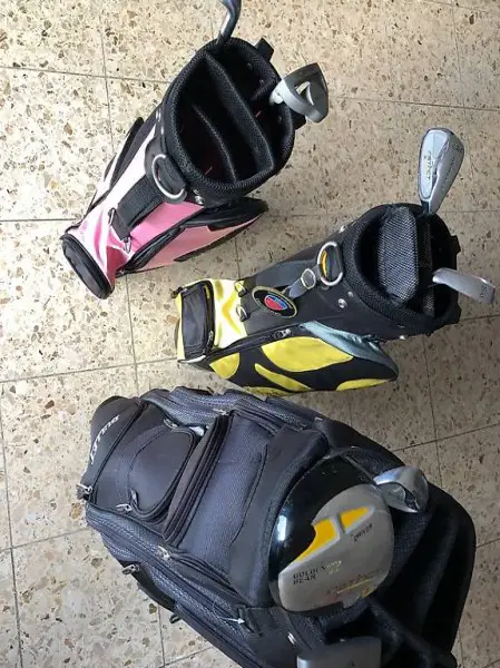 3x Golftaschen und 7x Golfschlägel