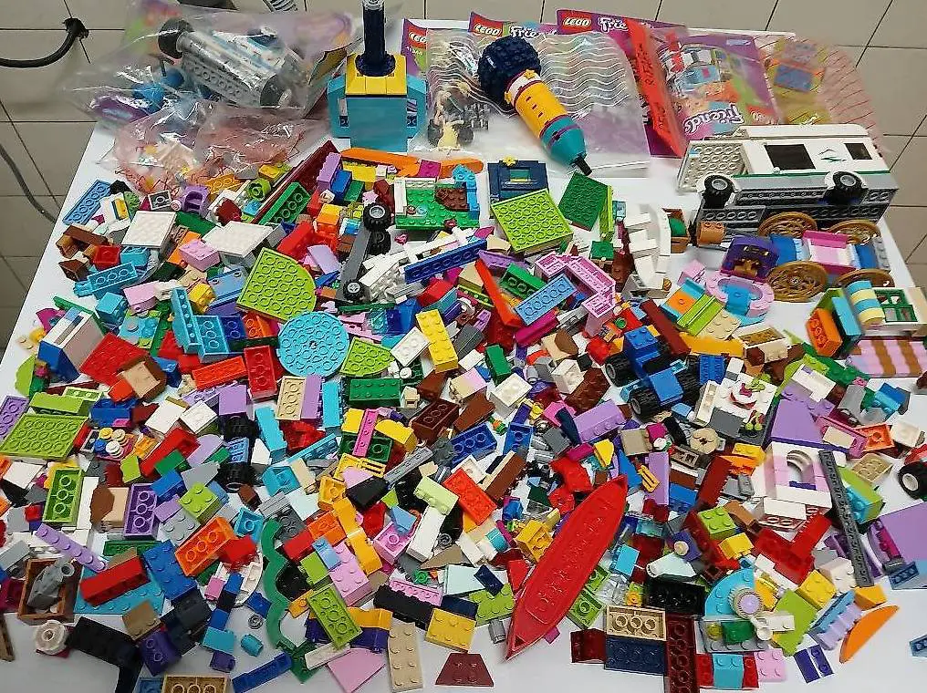 Piu di 2 kg di LEGO FRIENDS, buono stato,60x60 cm