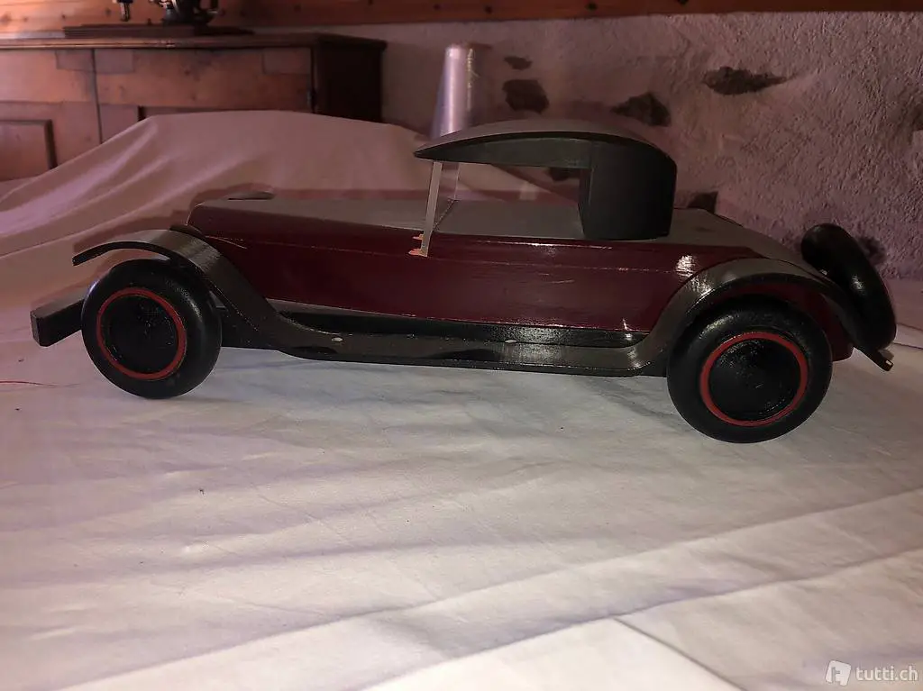 Modellino automobile in legno
