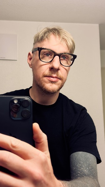 Dominanter Herr sucht....devotes Busenwunder