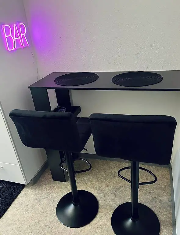Bartisch mit 2 schwarze Barhocker