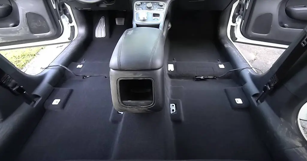 Auto-Innenraum Reinigung (Boden, Kofferraum, Polster)