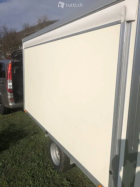 Kofferanhänger mit Partyzelt und Zubehör