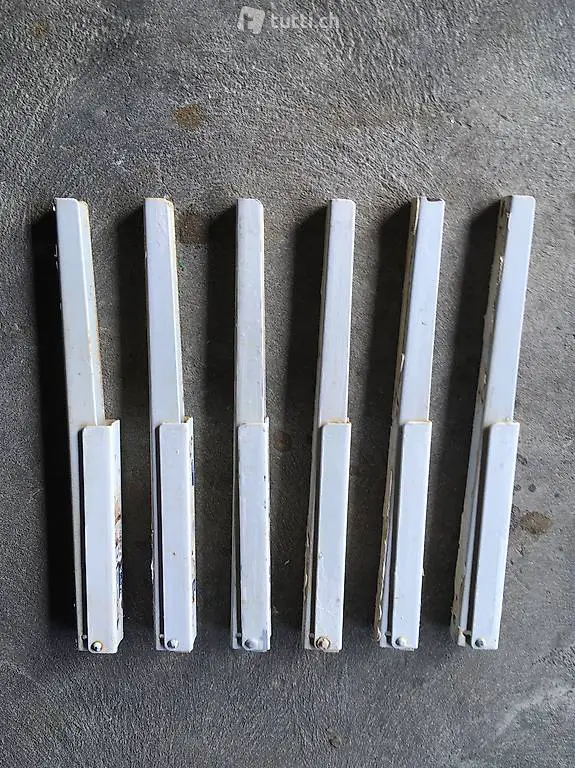 6 weisse Metallkonsolen