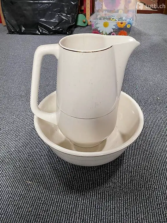 Wasserkrug mit Becken