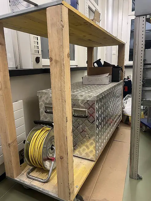 Arbeitstisch mit Alutec Kiste