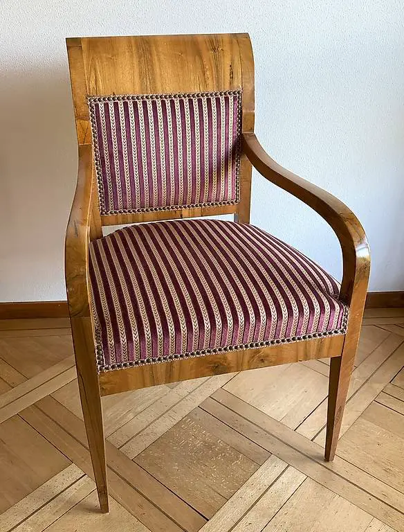 Armlehnstuhl antik, Biedermeier um 1820, Nussbaum-Holz