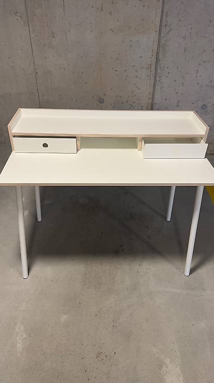 Pult in ungebrauchtem Zustand zu verkaufen