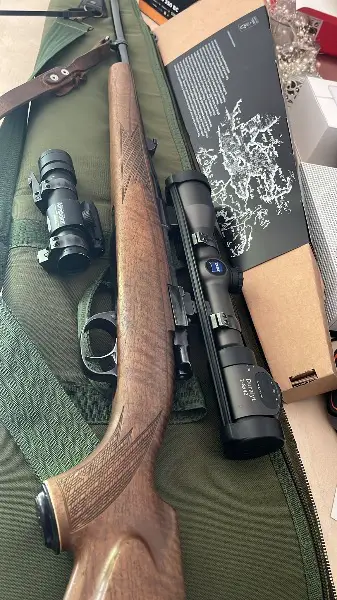 Jagdbüchse Zastava M70 mit Zeiss und Aimpoint Waffe Repetierer