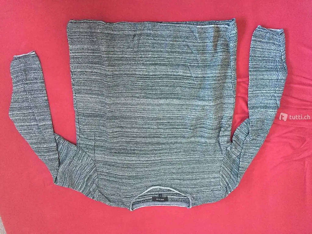 Grauer Pullover