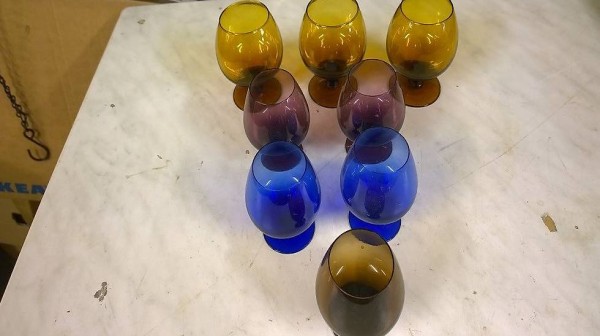 Ein Set mit 8 farbigen aelteren Cognacglaeser