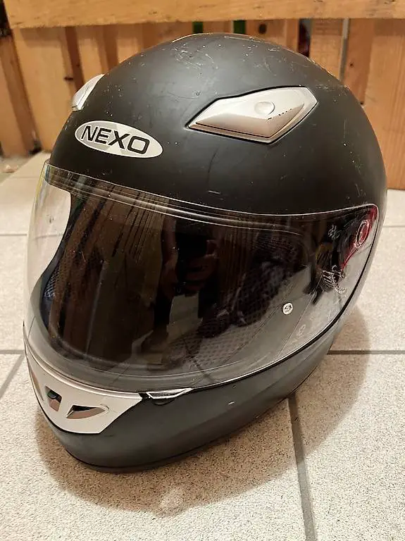 Verschiedene Helme für Vespa und Motorrad