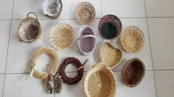 Körbchen und Kränze geflochten