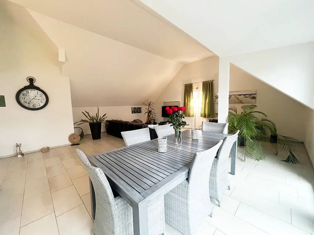 Tisch mit 6 Rattanstühlen für drinnen oder draussen gratis