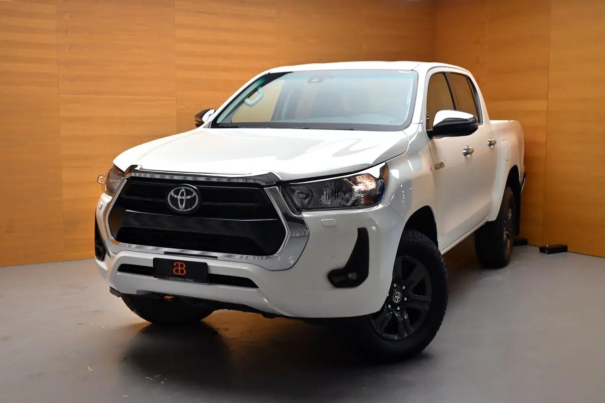 TOYOTA Hilux 2.8D-4D Premium Double Cab 4x4 *AHK*