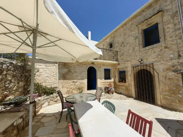 E-982 Kreta, Eleutherna: Steinhaus mit 2 Studios zum Verkauf